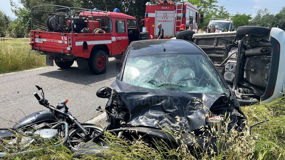 Misano Adriatico: tre mezzi coinvolti in un incidente, motociclista elitrasportato in ospedale [fotogallery]