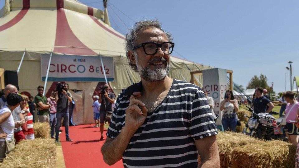 Il 18 e 19 giugno torna “Al Meni”: Massimo Bottura con i grandi chef nel circo dei sogni di Fellini