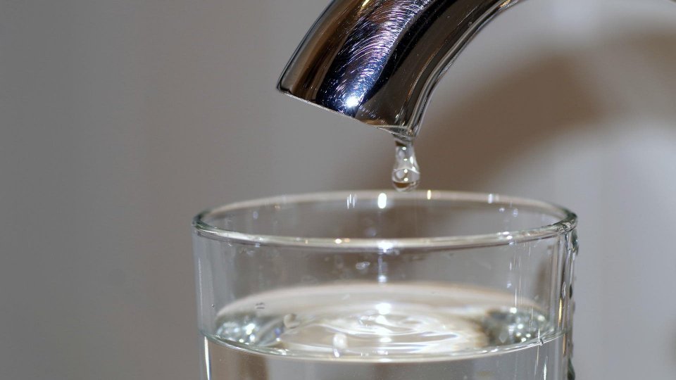 Crisi idrica: AASS, 9 regole per risparmiare acqua e ridurre i costi