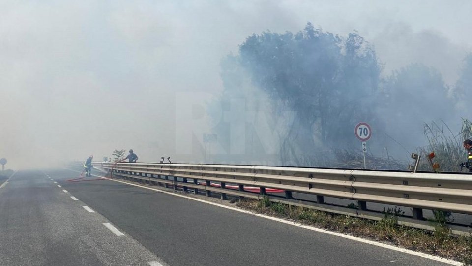 Vasto incendio sulla Adriatica, visibile anche da San Marino. Ss16 in tilt