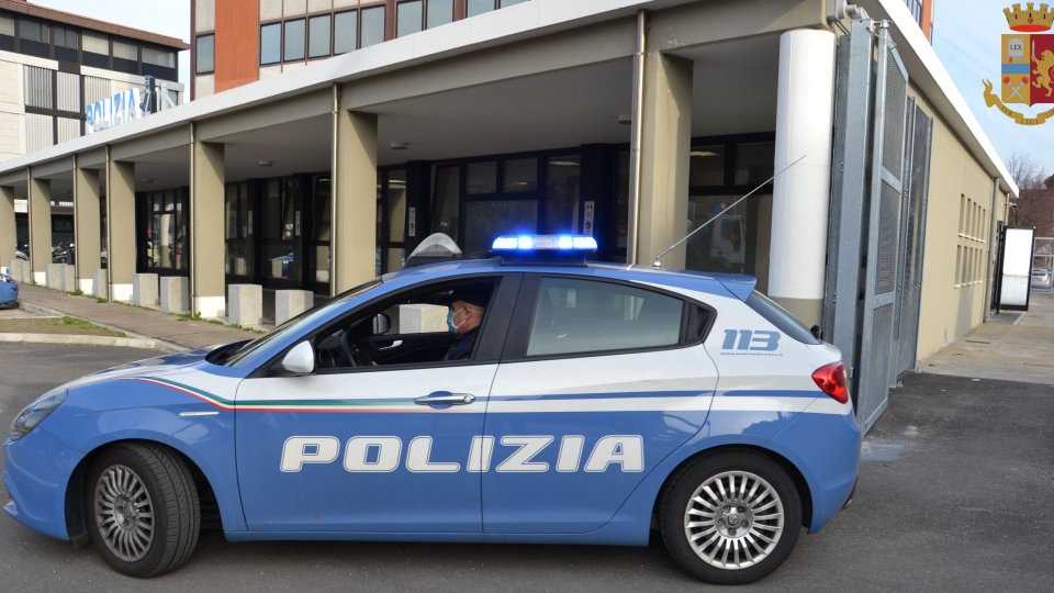 Rimini, ragazzo senza documenti consegna spontaneamente la droga alla Polizia: denunciato