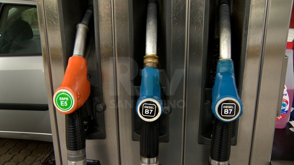 Prezzi della benzina alle stelle: proibitivi i viaggi in auto
