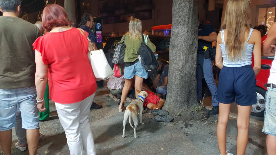 Rimini: Vuole acquistare alcolici, al rifiuto prende a schiaffi la titolare, poi picchiato dai passanti [fotogallery]