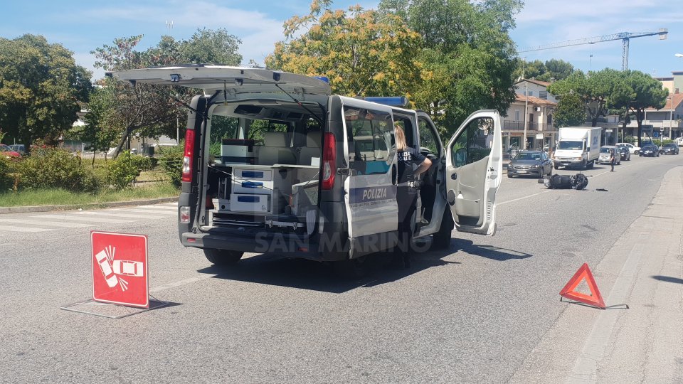 Riccione: incidente scooter-furgone sull'Adriatica, traffico in tilt [fotogallery]