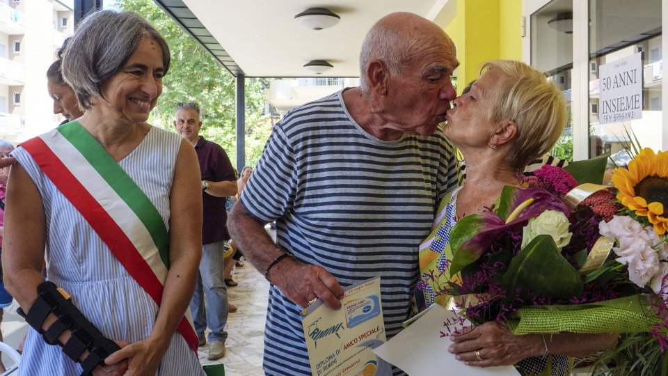 Nozze d'oro con Rimini, e il comune premia i 50 anni di fedeltà della coppia milanese