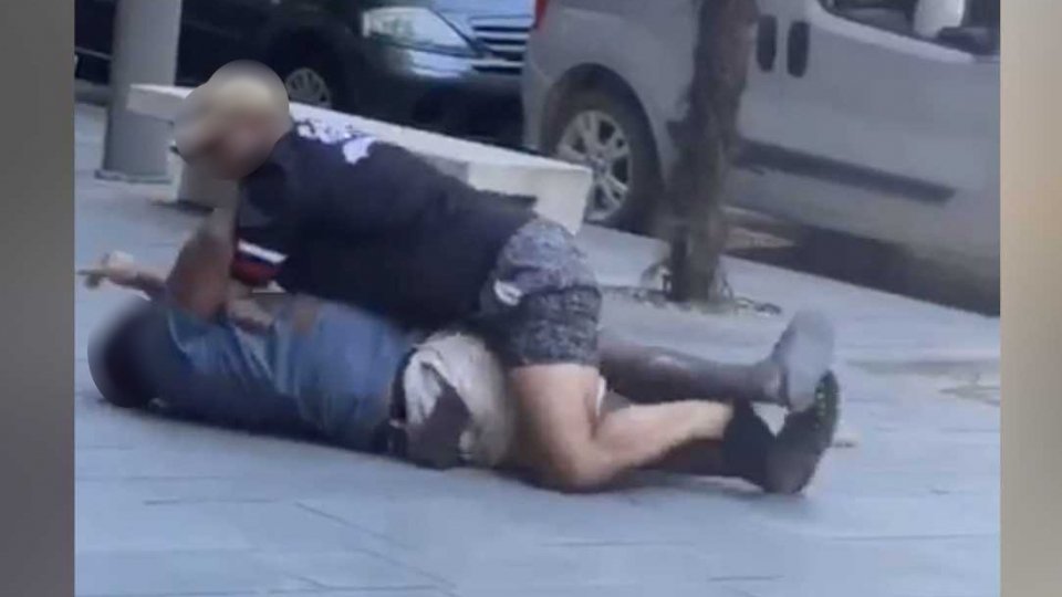 L'aggressione filmata dai passanti (video twitter)