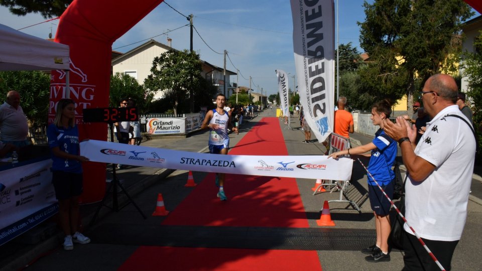 Il sammarinese Lorenzo Bugli stacca tutti e vince la Strapazeda 2022, la 10 Km di Sant'Angelo di Gatteo