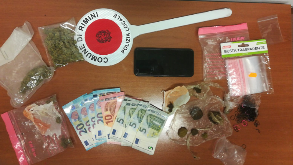 Rimini: Polizia denuncia minore, aveva 55 grammi di droga