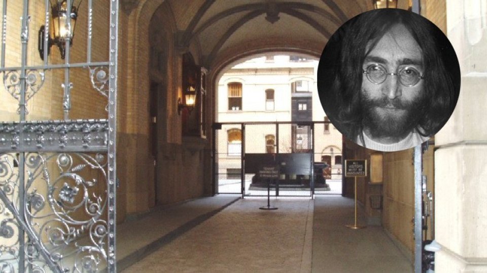 In foto: il luogo dell'omicidio, l'entrata del palazzo The Dakota. @FinBjo (Licenza creative commons). In alto a destra: John Lennon.