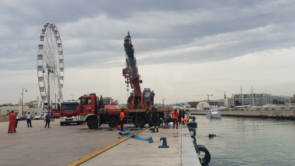 Rimini: auto finisce nel porto del canale sotto gli occhi dei passanti, muore imprenditore