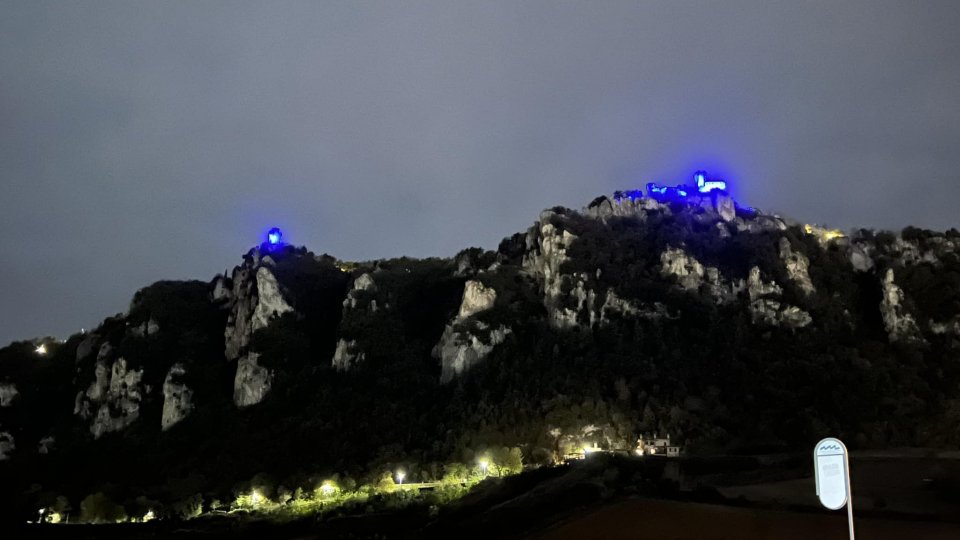 San Marino. Torri illuminate di blu. Foto @facebook Segreteria di stato al lavoro