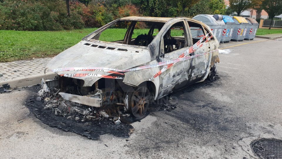 Rimini: auto sammarinese in fiamme, non si esclude alcuna pista