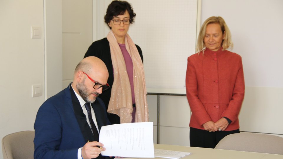 La firma dell'accordo del segretario Stefano Canti