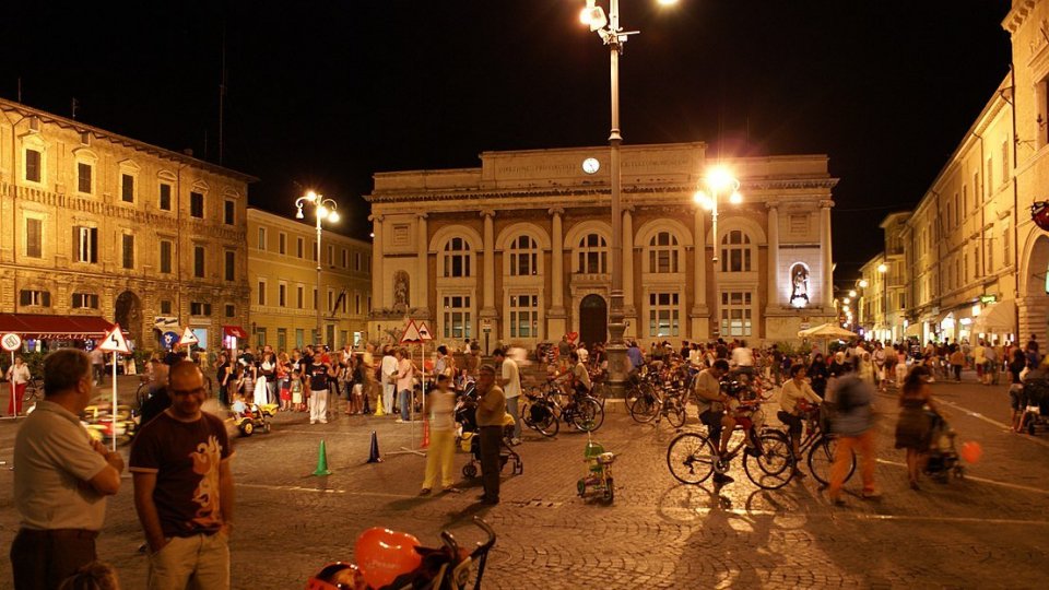 In foto: Piazza del Popolo a Pesaro. Immagine Wikipedia di @Florian Prischl (Licenza creative commons)