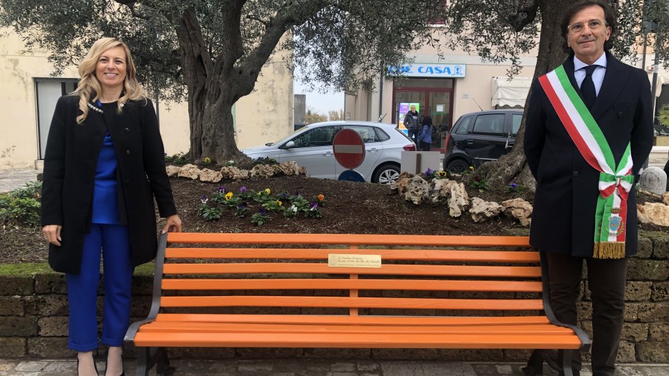 'Orange the world', svelata una panchina arancione nella piazza del Municipio dedicata a tutte le donne