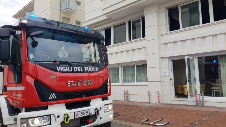 Incendio nella cucina dell'hotel Tiffany a Riccione: evacuati ospiti e personale [Fotogallery]