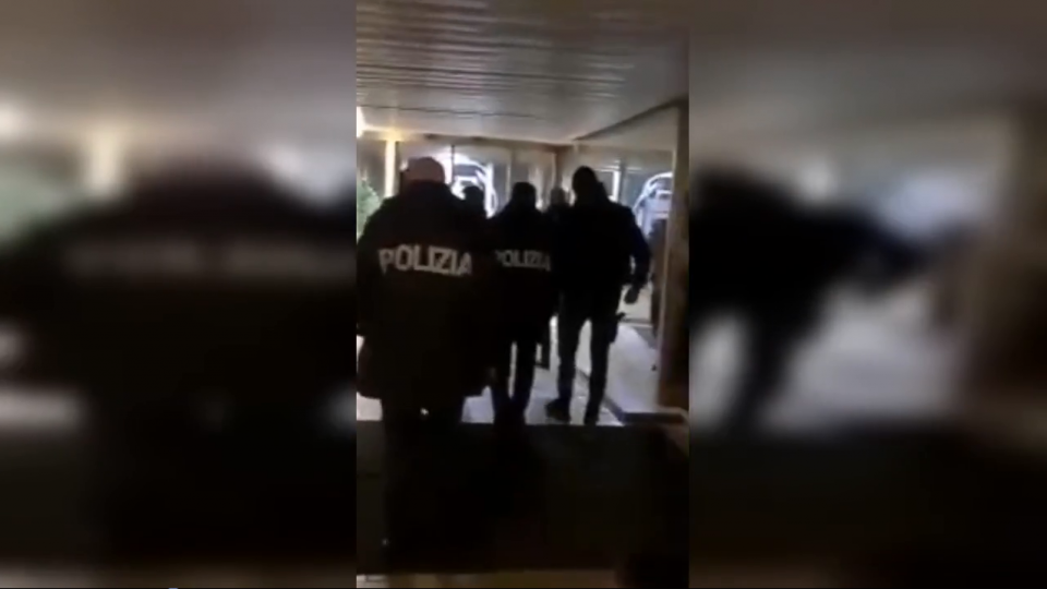 Il momento dell'arresto di un terrorista tedesco in un hotel di Perugia
