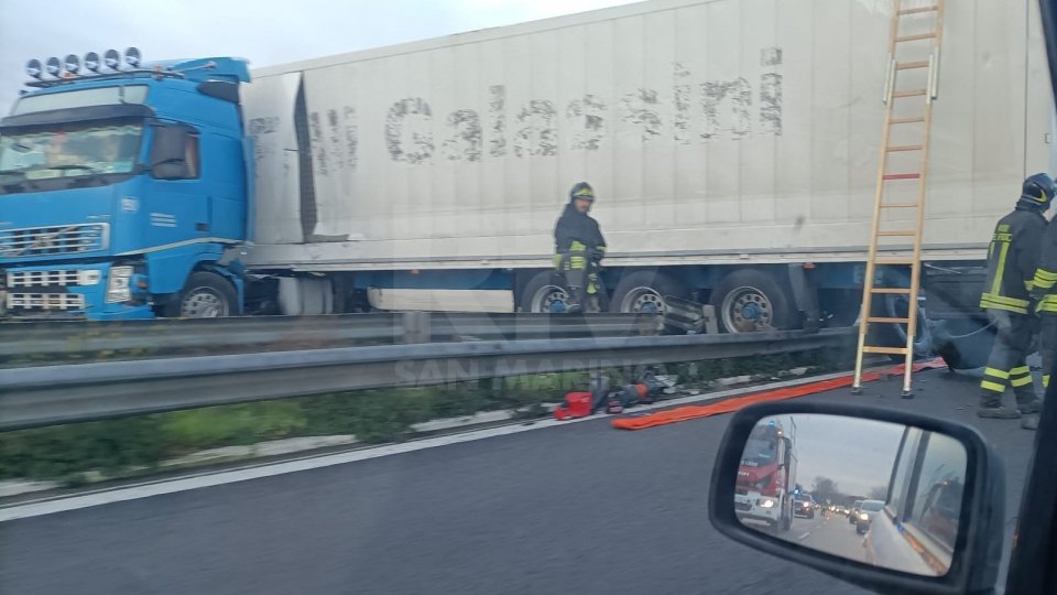 Rimini: tir sfonda il guard rail sulla Statale 16, traffico bloccato e deviato