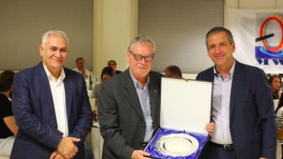 Marino Ercolani Casadei (al centro) riceve un riconoscimento alla carriera durante la Mediterranean Cup a San Marino nel 2019