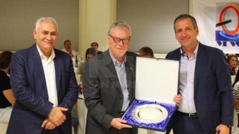 Marino Ercolani Casadei (al centro) riceve un riconoscimento alla carriera durante la Mediterranean Cup a San Marino nel 2019