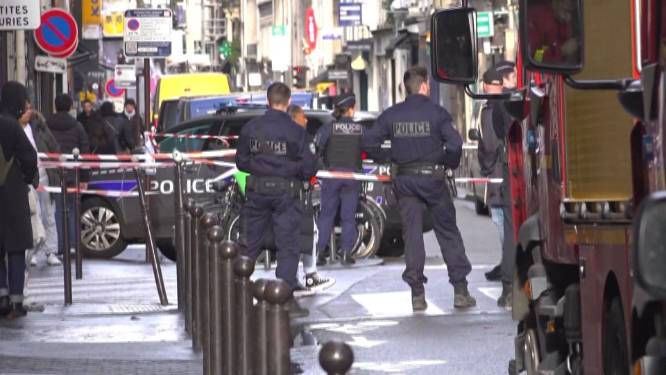 Parigi: estremista xenofobo spara nei pressi di centro culturale curdo. 3 morti