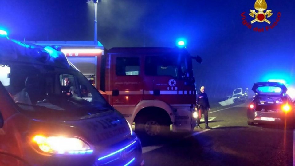 Forlì: Vigili del fuoco salvano il passeggero di un'auto finita in un fosso