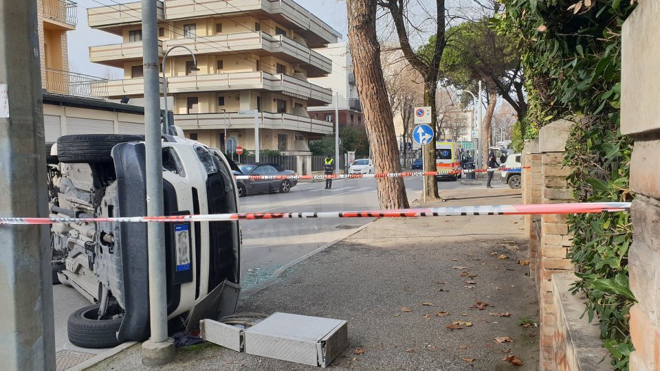 Riccione: scontro in viale Milano, Jeep cappotta, strada chiusa [fotogallery]