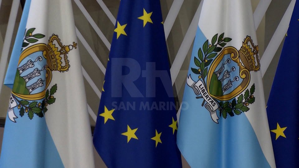 Bandiere di San Marino e Unione Europea