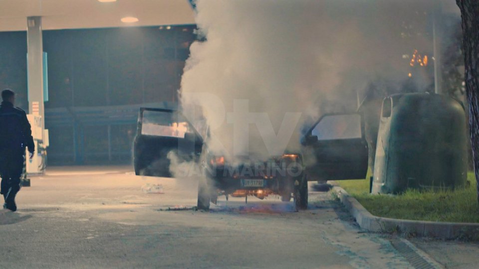 Le azioni di spegnimento dell'auto andata in fiamme a Serravalle | Credit: Martin Ndong Eyebe