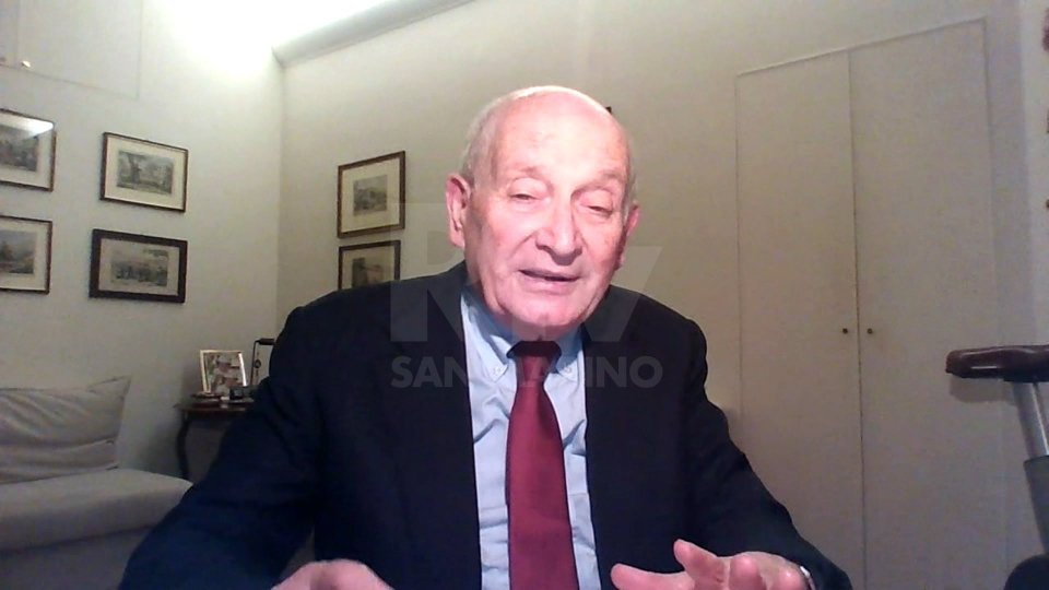 Nel video Luciano Onder