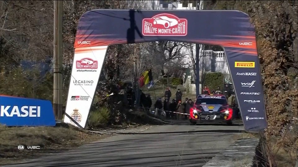 WRC, Montecarlo: Ogier in vetta, Rovanpera tenta la rimonta
