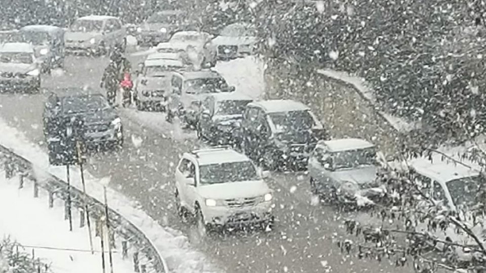 Montegrimano: l'intensa nevicata fa cadere pali della luce e della Telecom e blocca strada