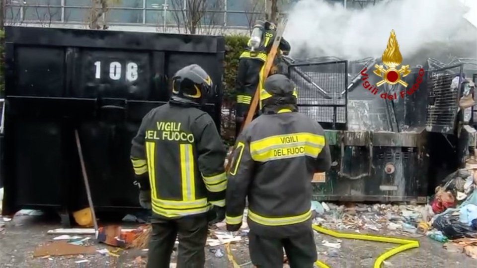 Rimini: a fuoco un compattatore di rifiuti in Fiera
