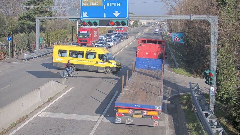 Superstrada Rimini-San Marino: camion passa col rosso mentre arriva scuolabus con bambini