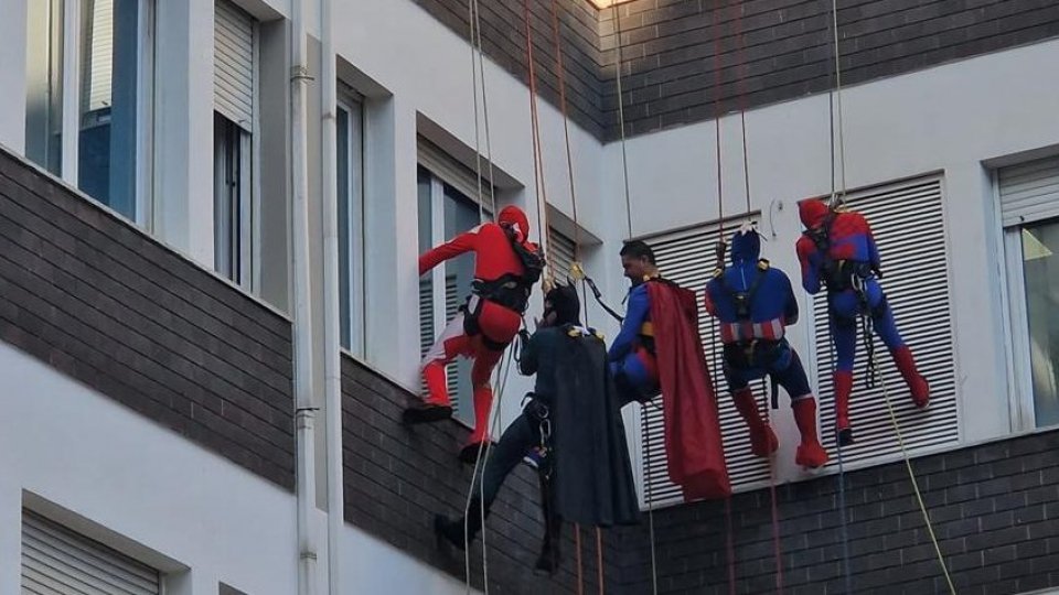 Arop: i supereroi scalano l'ospedale di Rimini per portare un sorriso ai piccoli pazienti
