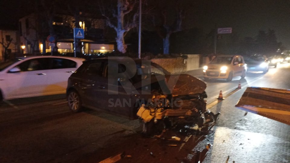 Rimini: violento scontro tra due auto sulla marecchiese. Traffico in tilt [fotogallery]