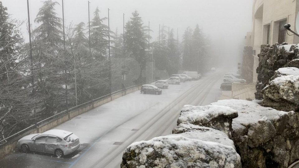 La neve torna a scendere nella parte alta di San Marino, allerta gialla per lunedì 27 febbraio