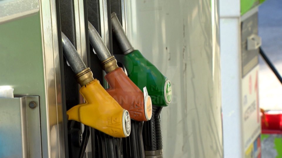 Benzina e Gasolio: sconto prorogato, ma a metà, fino al 31 marzo