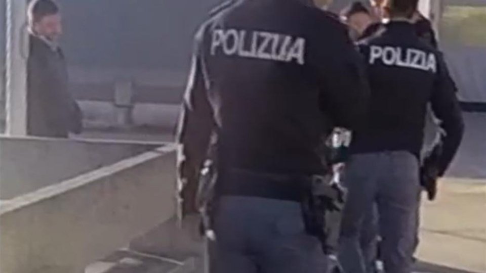 Rimini: minaccia l'estremo gesto all'Infermi, salvato dagli agenti