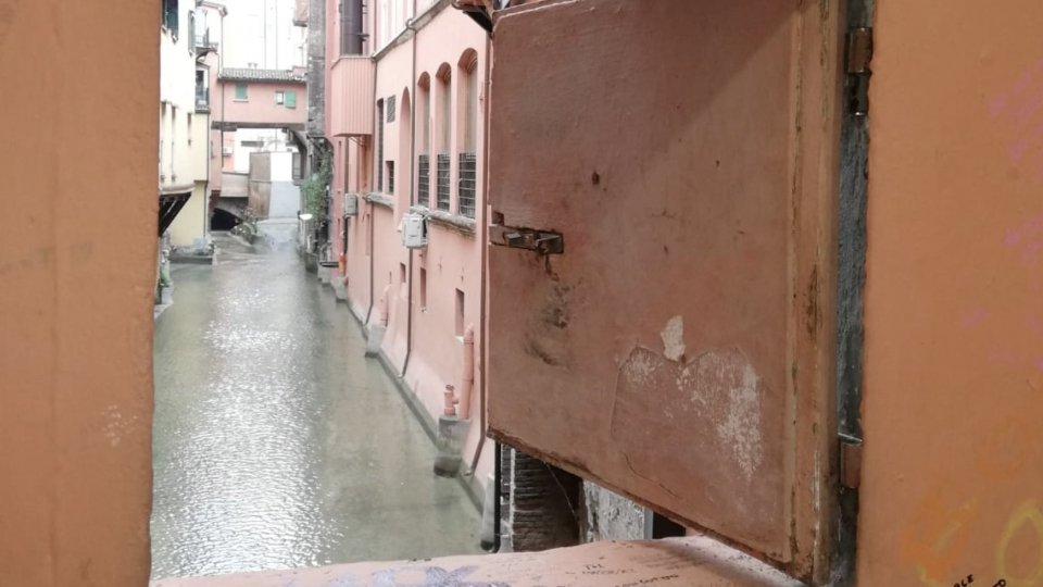 Bologna, ricollocata finestrella sul Canale di Reno dopo atto vandalico
