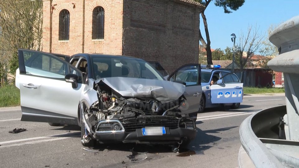 Rimini: scontro fra due auto sulla SS16