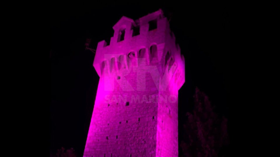 La terza torre illuminata di viola, colore simbolo della sindrome fibromialgica