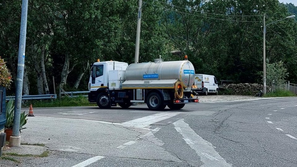 Camion con botte dell'Azienda di Stato porta acqua alle famiglie forlivesi