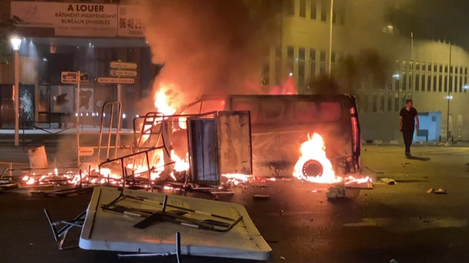 Terza notte di proteste a Nanterre