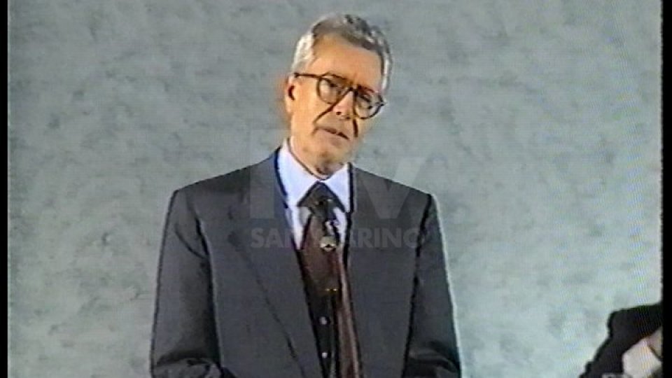Arnaldo Forlani sul palco del Congresso Pdcs del 1990L'intervista ad Arnaldo Forlani di Sonia Tura