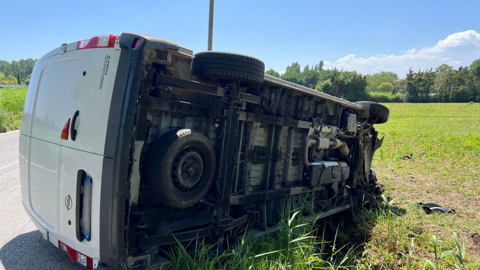Bellaria: scontro fra due auto, furgone si ribalta
