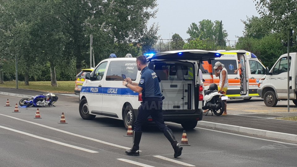 Rimini: camion esce dal parcheggio si scontra con moto, giovane al Pronto Soccorso