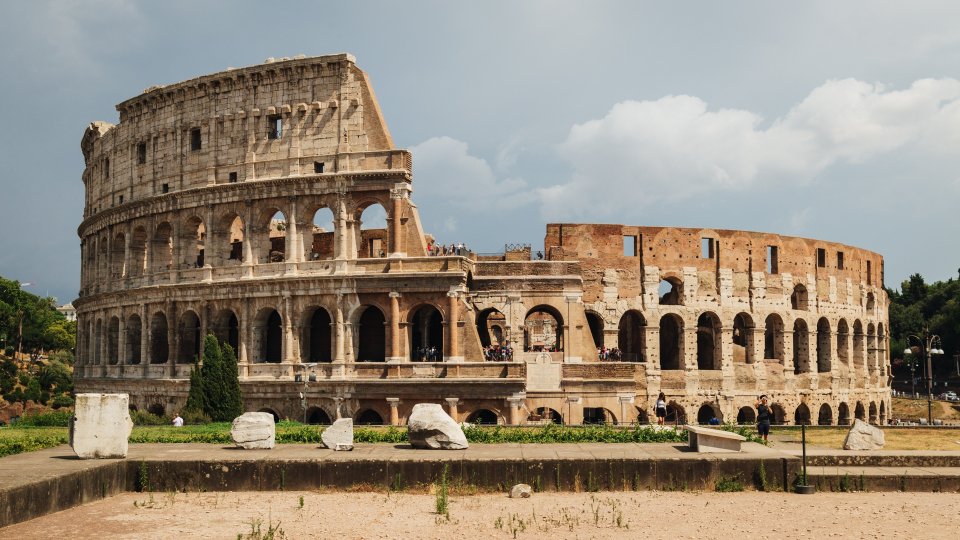 Sfregio al Colosseo, verso richiesta processo per turista
