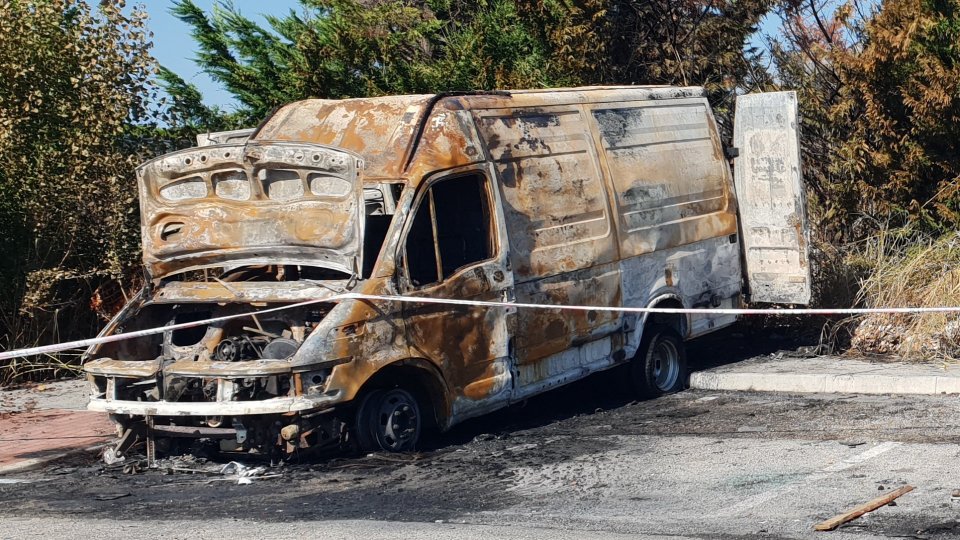 Rimini: a fuoco tre furgoni di una ditta