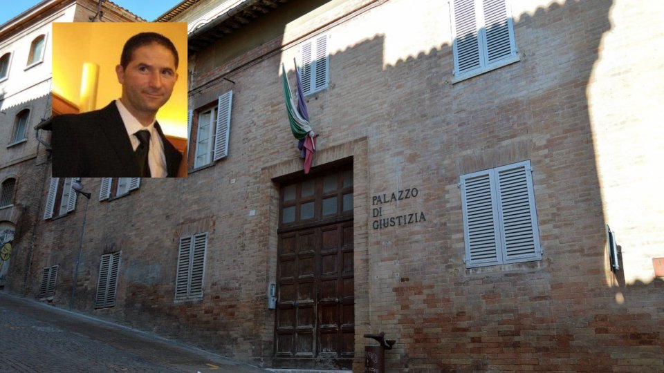 Il palazzo di Giustizia di Urbino. Immagine di: @Antoghine (Licenza creative commons). In alto a sinistra Andrea Marchionni (Foto Facebook)